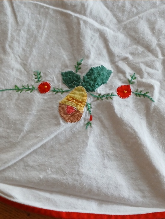 Handmade Round Hand Stitched Table Cloth - Picture 2 of 4